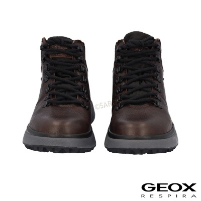 Botas masculinas castanhas de pele com atacadores pretos e sola cinza