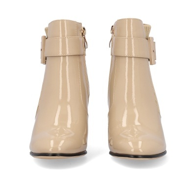 Botas de mulher em verniz bege com fivela e salto médio