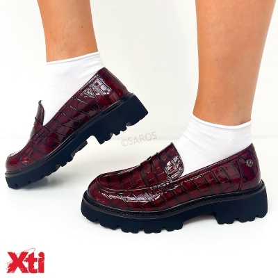 Sapatos mocassim vermelhos bordô com padrão crocodilo e sola preta