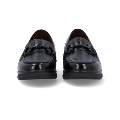 Sapatos mocassim pretos em pele com detalhe metálico