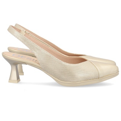 Sapato slingback bege claro com biqueira lisa e laterais texturizadas, salto médio quadrado invertido.