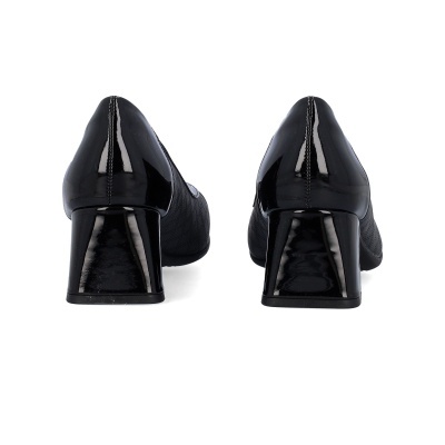 Sapatos de salto médio pretos vistos de trás