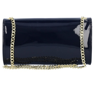 Carteira azul escura em verniz com corrente dourada sobre fundo branco