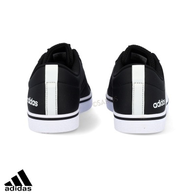 Ténis Adidas pretos com detalhes brancos vistos de trás