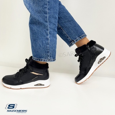 Ténis Skechers pretos de cano alto com pêlo negro e sola branca