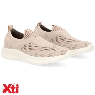 Sapatilhas bege com sola branca e textura de malha, com logo Xti