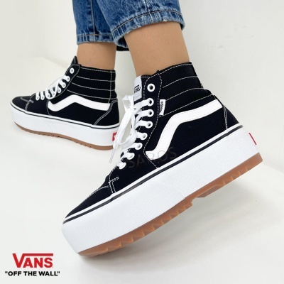 Ténis Vans preto e branco cano alto com sola grossa