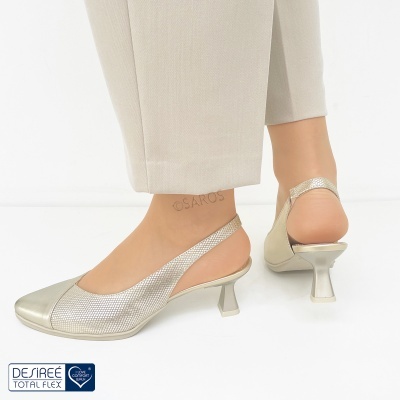 Sapatos slingback metálicos dourados com tacão médio