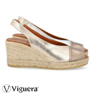 Sandálias de cunha douradas com salto de corda e corte aberto à frente