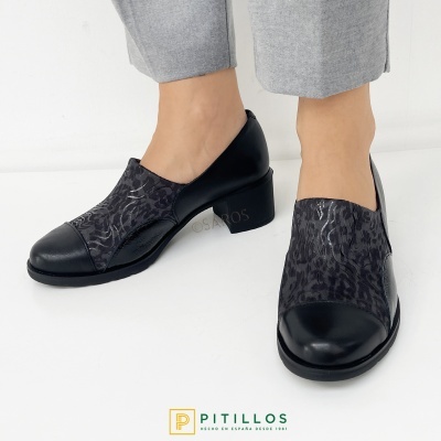 Sapatos femininos pretos com tecido estampado e salto grosso