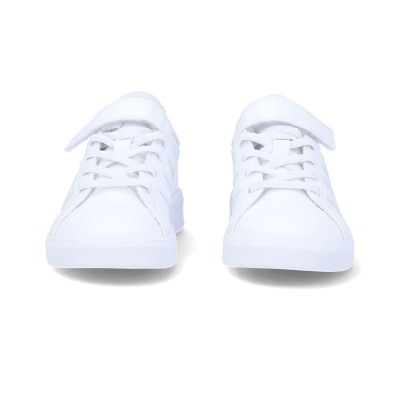 Par de sapatilhas brancas com atacadores e tira de velcro
