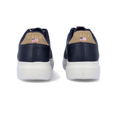 Ténis azuis com sola branca e detalhe castanho com texto U.S.G.P. e bandeira dos EUA