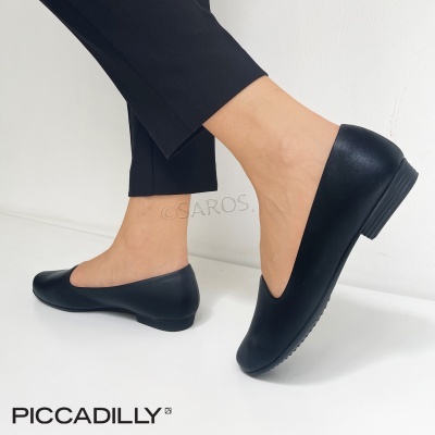 Sapatilhas femininas pretas em pele com sola fina vistas de lado sobre fundo branco