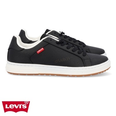 Tênis Levi's preto com sola branca e etiqueta vermelha