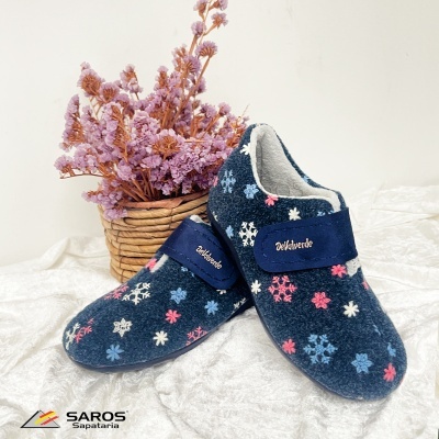 Chinelos azul-escuro com padrão de flocos de neve bordados e tira com velcro DeVolverde