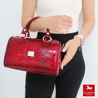 Mala feminina vermelha com textura escamas e detalhes dourados