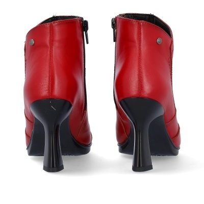 Botins vermelhos de salto alto vistos de trás