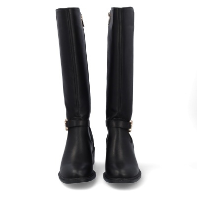 Botas altas pretas de couro com fivelas douradas