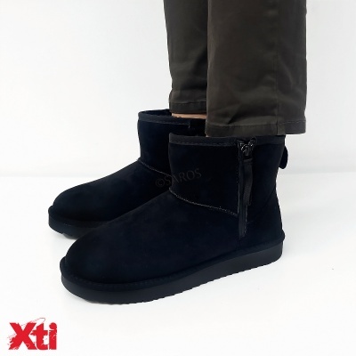 Botas pretas cano curto camurça com zip lateral e sola preta