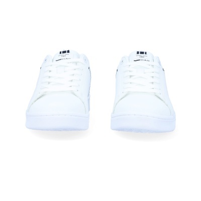 Sapatilhas brancas com atacadores e etiqueta na língua