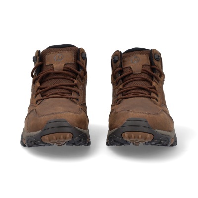 Botas castanhas de caminhada com atacadores frente em fundo branco