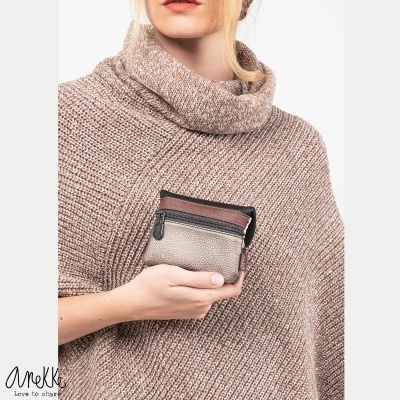 Carteira pequena de pele cinzenta, bege e castanha com fecho na mão de mulher com camisola castanha