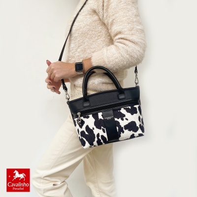 Bolsa feminina padrão animal preto e branco com detalhes em pele preta e alça tiracolo