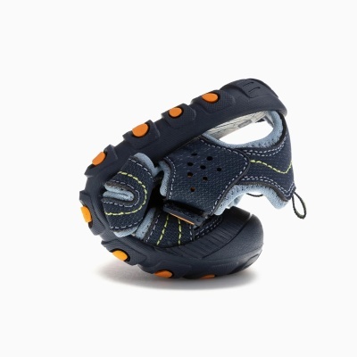 Sandália infantil azul escuro com sola flexível e detalhes laranja