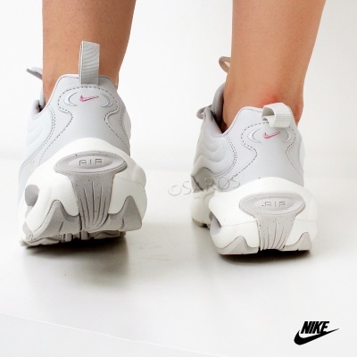 Ténis Nike Air brancos vistos de trás com detalhes cor-de-rosa