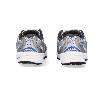 Par de sapatilhas desportivas cinza, branco e azul vistas de trás