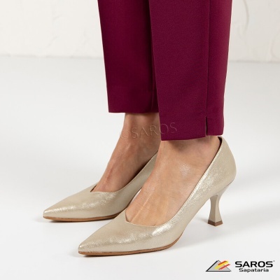 Sapatos de salto médio bege com calças vinho