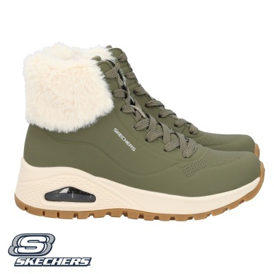 Bota Skechers verde com forro de pelo branco e sola branca e castanha