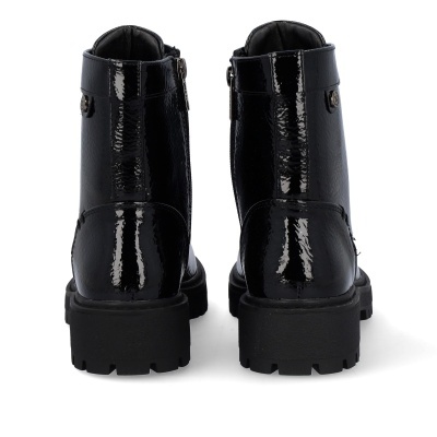 Botas pretas de couro brilhante vistas de trás