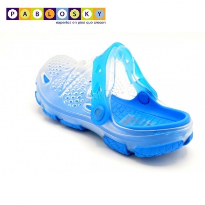 Sandália azul translúcida tipo Crocs com tiras e furos ventilados