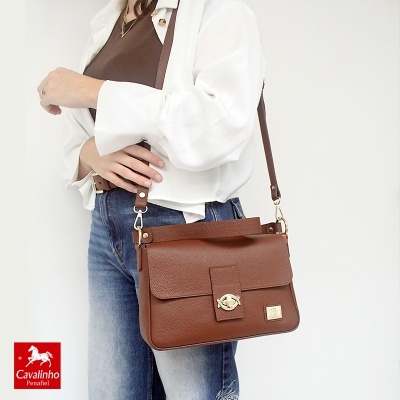 Bolsa de ombro Cavalinho em pele marron com fecho dourado