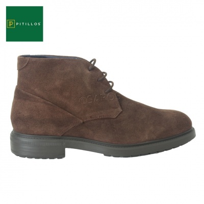 Bota castanha em camurça com sola preta e atacadores castanhos