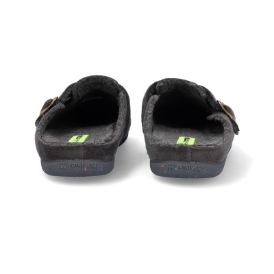 Chinelos cinzentos escuros vistos de trás