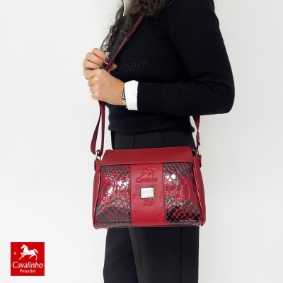 Mala de ombro Cavalinho vermelha com textura de escamas e placa metálica frontal