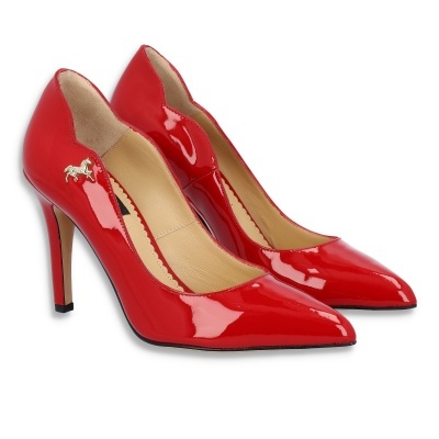 sapatos de salto alto vermelhos em verniz com detalhe dourado de cavalo