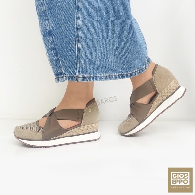 Sapatos femininos bege e castanhos com sola branca usados com calças jeans azuis