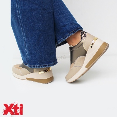 Ténis bege com detalhes dourados e padrão animal print, calçado em fundo branco