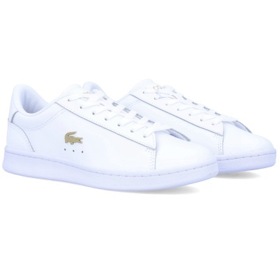 Ténis brancos com logo dourado de crocodilo na lateral