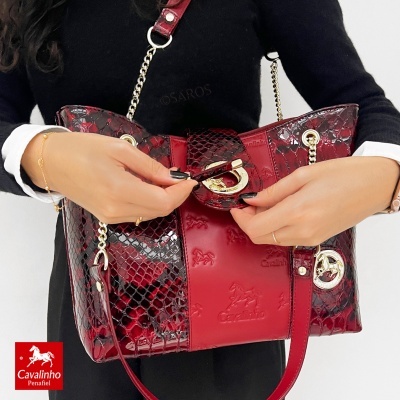 Mala de mão Cavalinho vermelha com padrão pele de serpente e couro liso