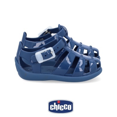 Sandálias azuis de criança com fivela branca e design em tiras