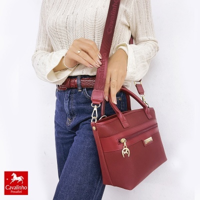 Mala vermelha de senhora em pele sintética com alça ajustável e pendente dourado