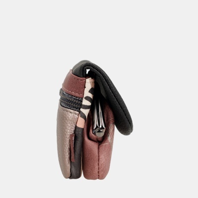 Carteira pequena em couro sintético com fecho metálico prateado e padrão animal