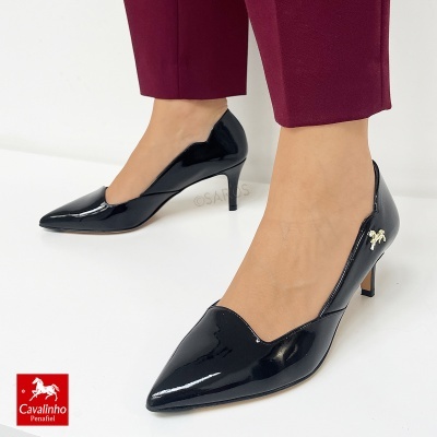Sapatos de salto médio em verniz preto com bico fino e detalhe de cavalo dourado