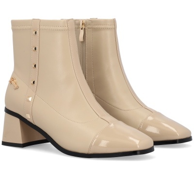 Botins femininos bege com salto médio e detalhes dourados