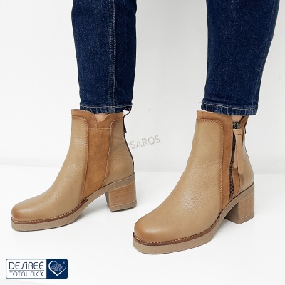 Botas femininas bege com salto médio e zipper lateral, usadas com jeans azul escuro.