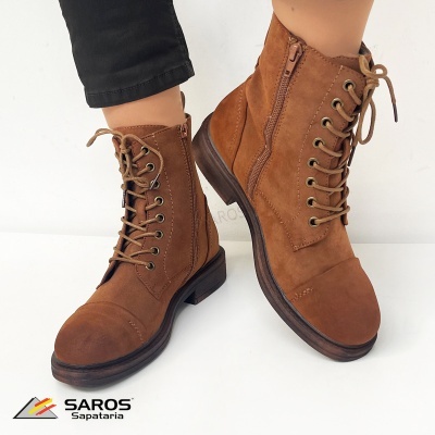 Botas castanhas de camurça com atacadores e fecho lateral 